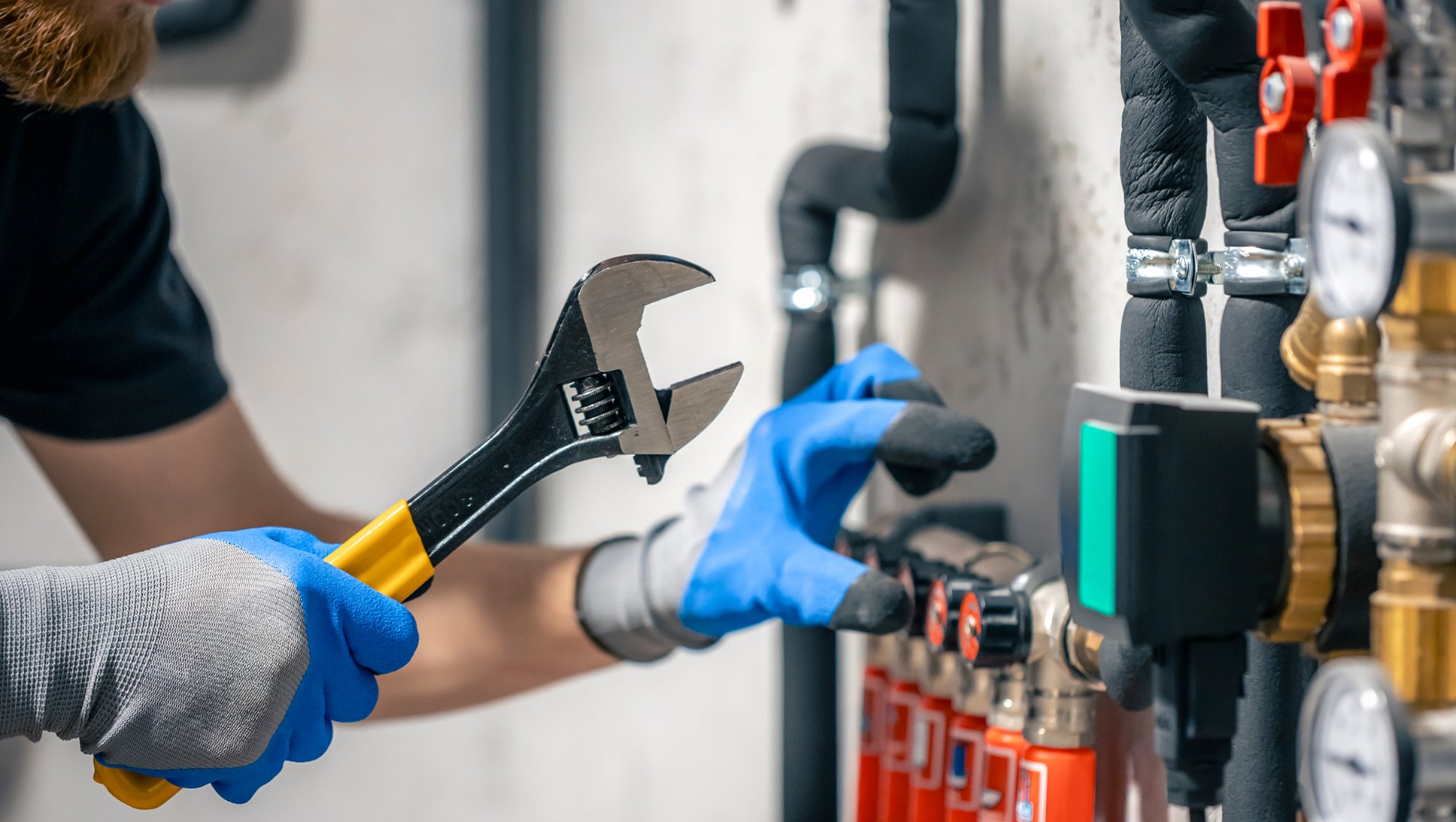 Rheinwärme Techniker bei der Heizungsinstallation