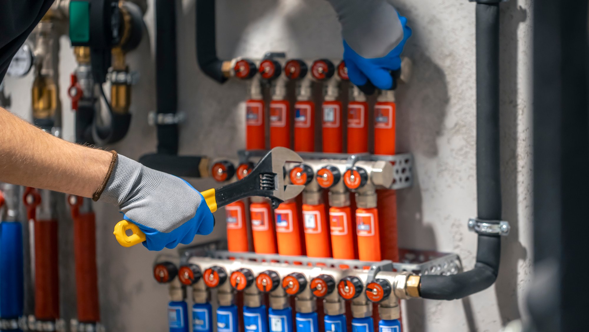 Rheinwärme Techniker bei der Heizungsinstallation